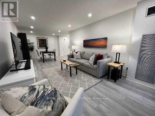 #912 -40 Baif Blvd, Richmond Hill, ON - Indoor Photo Showing Living Room