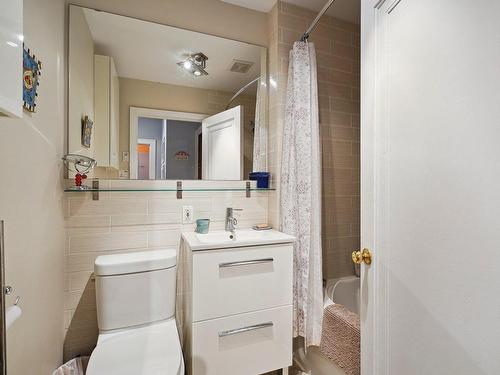 Bathroom - 5128 Av. Clanranald, Montréal (Côte-Des-Neiges/Notre-Dame-De-Grâce), QC - Indoor Photo Showing Bathroom