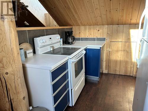 9502 Taylor Avenue, Hudsons Hope, BC - Indoor Photo Showing Kitchen