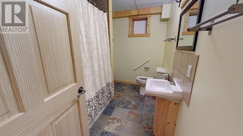 9502 Taylor Avenue, Hudsons Hope, BC - Indoor Photo Showing Bathroom