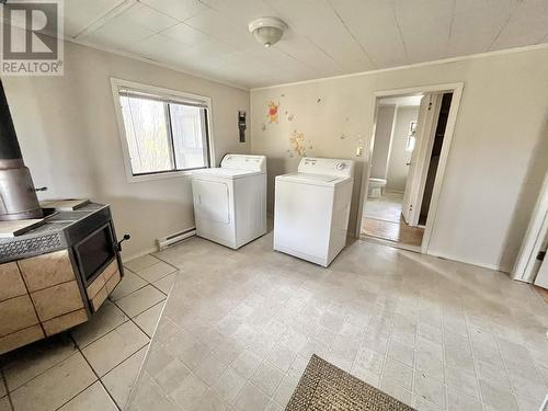 9502 Taylor Avenue, Hudsons Hope, BC - Indoor Photo Showing Laundry Room