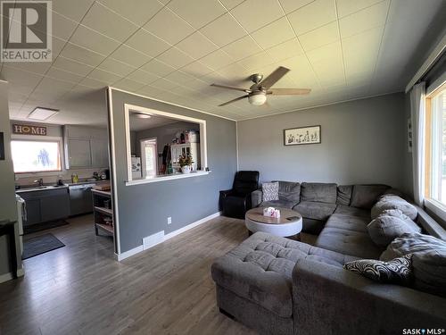 304 2Nd Avenue E, St. Walburg, SK - Indoor Photo Showing Living Room