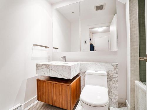 Salle de bains attenante Ã  la CCP - 805-221 Rue St-Jacques, Montréal (Ville-Marie), QC - Indoor Photo Showing Bathroom