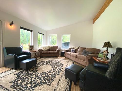 2505 Barley Road, Rossland, BC - Indoor Photo Showing Living Room