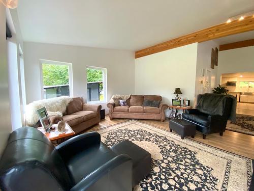 2505 Barley Road, Rossland, BC - Indoor Photo Showing Living Room