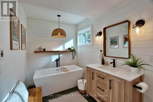 118 Wards Rd, Blue Mountains, ON - Indoor Photo Showing Bathroom