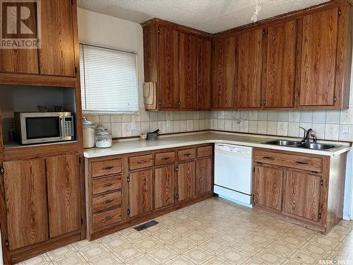 409 Aldridge Street, Bienfait, SK - Indoor Photo Showing Kitchen With Double Sink