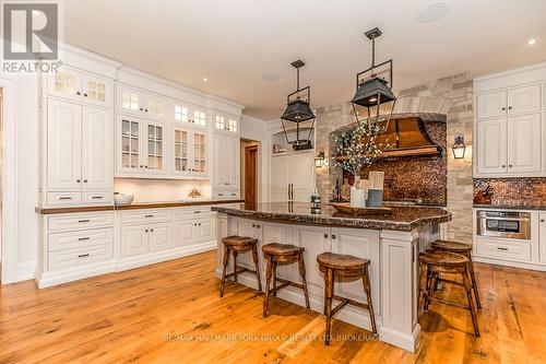 16 Hunters Glen Road, Aurora, ON - Indoor Photo Showing Kitchen With Upgraded Kitchen