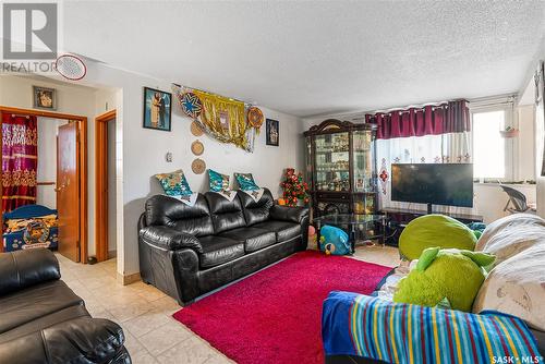 206 Lindsay Place, Saskatoon, SK - Indoor Photo Showing Living Room