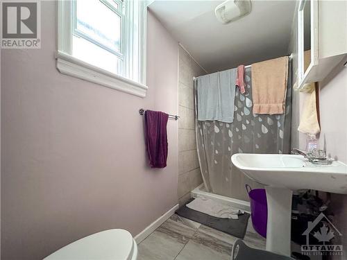 Lower level unit - 3 piece bathroom - 110 Genest Street, Ottawa, ON - Indoor Photo Showing Bathroom