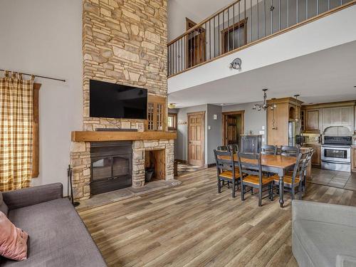 Living room - 10A  - 10B Ch. Blanc, Stoneham-Et-Tewkesbury, QC - Indoor Photo Showing Living Room With Fireplace