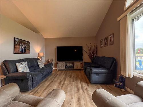 141135 Pth 5&10 Highway, Dauphin, MB - Indoor Photo Showing Living Room