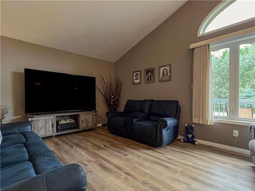 141135 Pth 5&10 Highway, Dauphin, MB - Indoor Photo Showing Living Room