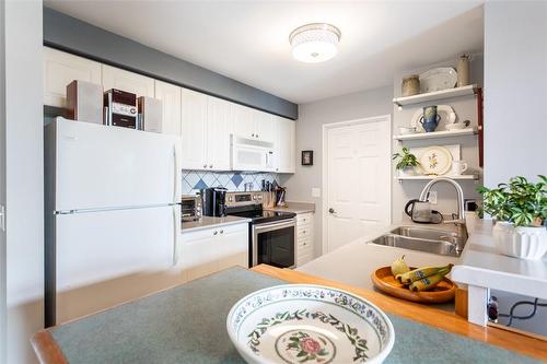 2300 Parkhaven Boulevard|Unit #407, Oakville, ON - Indoor Photo Showing Kitchen With Double Sink