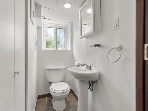 Powder room - 5771 Av. Hudson, Côte-Saint-Luc, QC - Indoor Photo Showing Bathroom