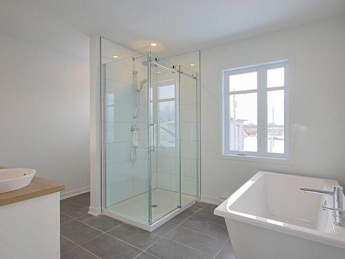 Bathroom - 55 Rue Maurice-Brodeur, Salaberry-De-Valleyfield, QC - Indoor Photo Showing Bathroom