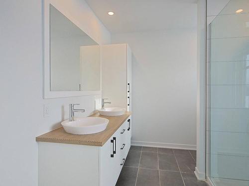 Bathroom - 55 Rue Maurice-Brodeur, Salaberry-De-Valleyfield, QC - Indoor Photo Showing Bathroom