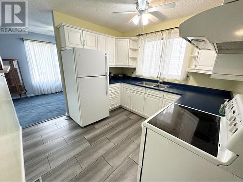 11 Grayling Crescent, Mackenzie, BC - Indoor Photo Showing Kitchen With Double Sink