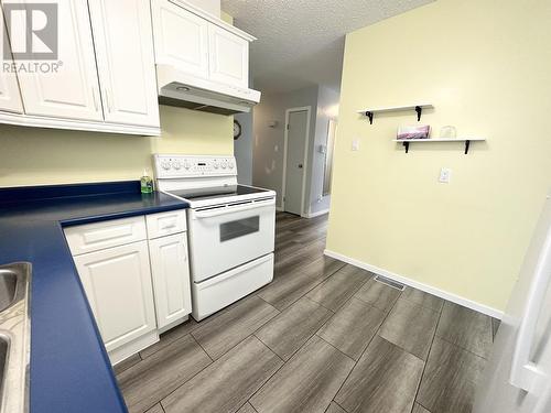 11 Grayling Crescent, Mackenzie, BC - Indoor Photo Showing Kitchen