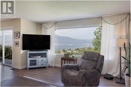 1116 Naramata Road, Penticton, BC - Indoor Photo Showing Living Room