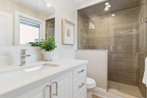 2128 Agincourt Crescent, Burlington, ON - Indoor Photo Showing Bathroom
