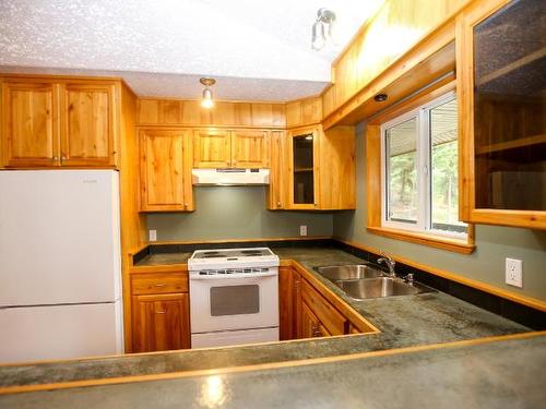 3196 Glengrove Place, Barriere, BC - Indoor Photo Showing Kitchen With Double Sink