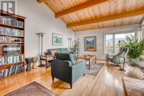 14010 Latimer Avenue, Summerland, BC - Indoor Photo Showing Living Room