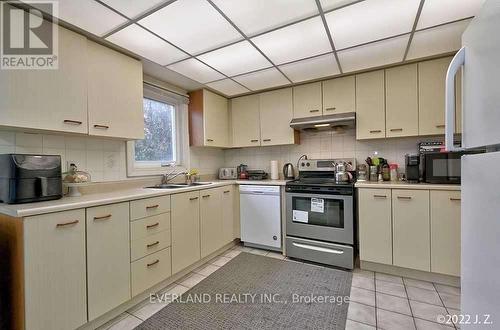 37 Hyde Park Dr, Richmond Hill, ON - Indoor Photo Showing Kitchen With Double Sink
