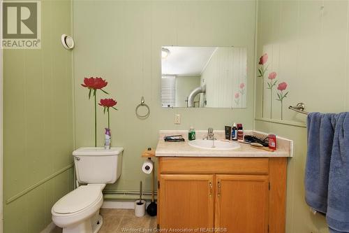 26 Smith, Leamington, ON - Indoor Photo Showing Bathroom