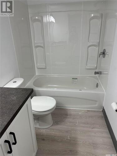 1109 W Avenue N, Saskatoon, SK - Indoor Photo Showing Bathroom