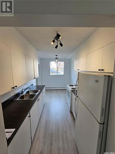 1109 W Avenue N, Saskatoon, SK - Indoor Photo Showing Kitchen With Double Sink