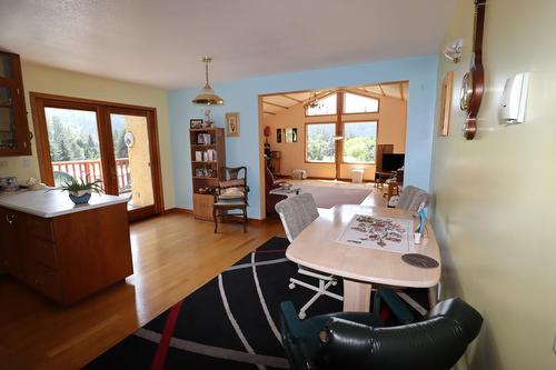 4020 Victoria Avenue   E, Grand Forks, BC - Indoor Photo Showing Dining Room