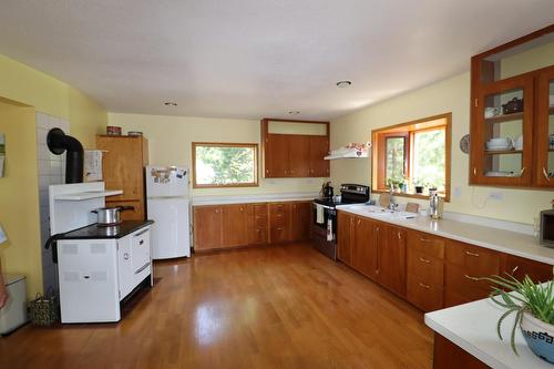 4020 Victoria Avenue   E, Grand Forks, BC - Indoor Photo Showing Kitchen