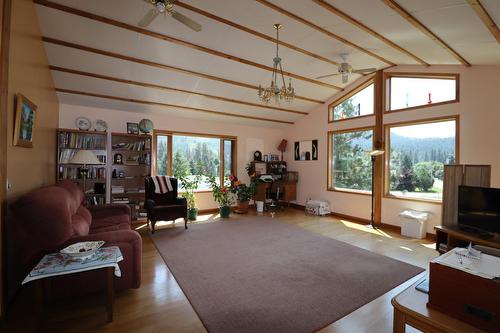 4020 Victoria Avenue   E, Grand Forks, BC - Indoor Photo Showing Living Room