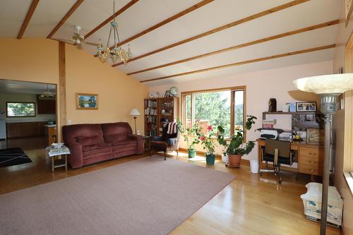 4020 Victoria Avenue   E, Grand Forks, BC - Indoor Photo Showing Other Room