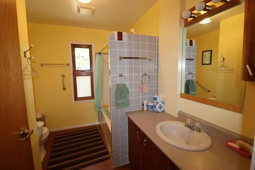 4020 Victoria Avenue   E, Grand Forks, BC - Indoor Photo Showing Bathroom