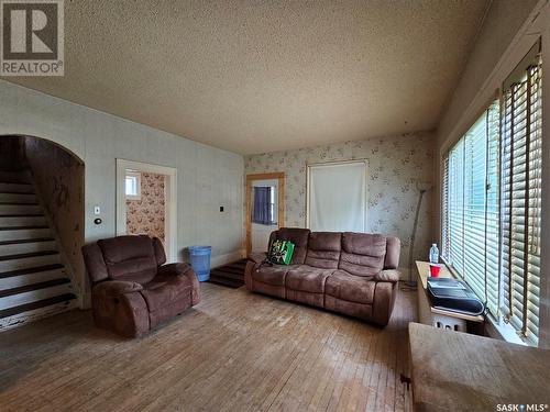383 4Th Street W, Shaunavon, SK - Indoor Photo Showing Living Room