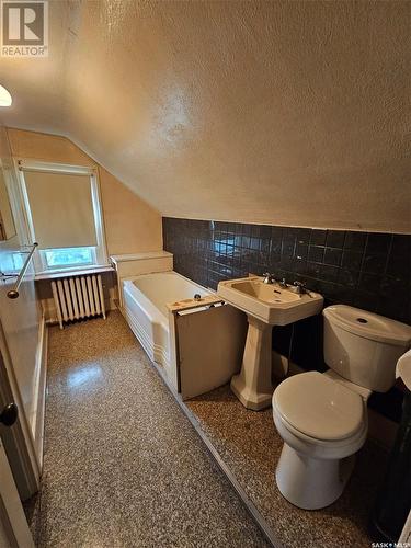 383 4Th Street W, Shaunavon, SK - Indoor Photo Showing Bathroom