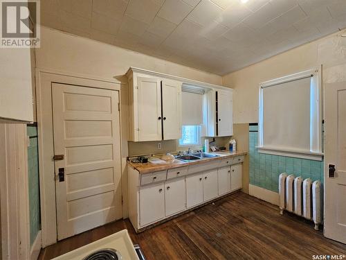383 4Th Street W, Shaunavon, SK - Indoor Photo Showing Kitchen With Double Sink