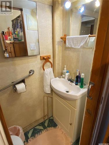 950 17Th Street W, Prince Albert, SK - Indoor Photo Showing Bathroom