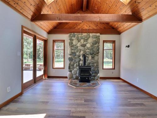 5420 Wildwood Rd, Courtenay, BC - Indoor With Fireplace
