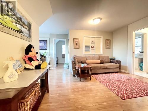 1282 Lakeview Cove Place, West Kelowna, BC - Indoor Photo Showing Living Room