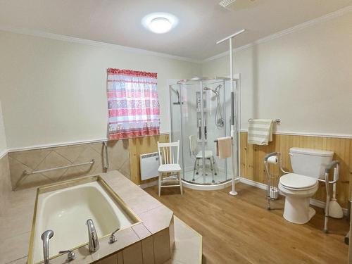 Bathroom - 311 1Re Avenue, Belleterre, QC - Indoor Photo Showing Bathroom