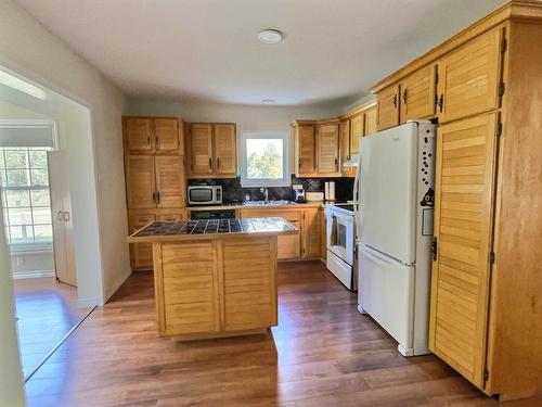 Kitchen - 311 1Re Avenue, Belleterre, QC - Indoor Photo Showing Kitchen With Double Sink