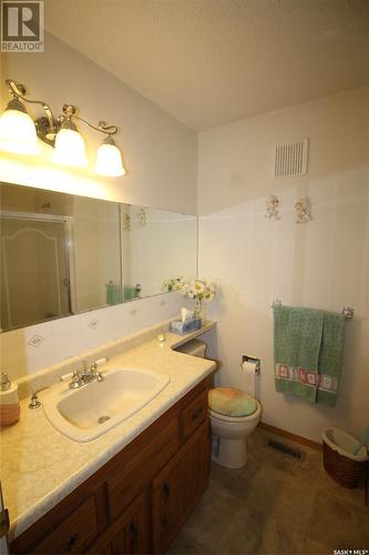 597 4Th Street W, Shaunavon, SK - Indoor Photo Showing Bathroom