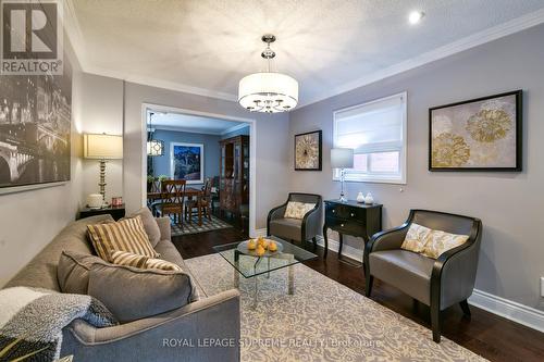 654 Ashprior Ave, Mississauga, ON - Indoor Photo Showing Living Room
