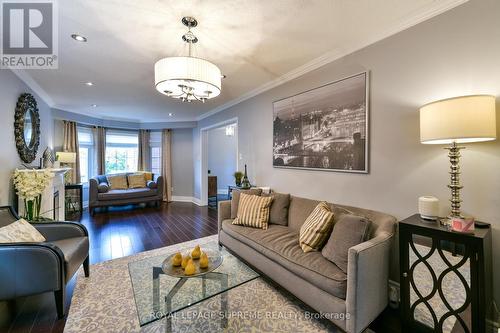 654 Ashprior Ave, Mississauga, ON - Indoor Photo Showing Living Room