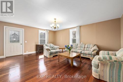 488 Boundary Rd, Centre Hastings, ON - Indoor Photo Showing Living Room