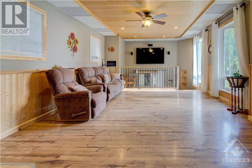 54 Harmons Lane, Westport, ON - Indoor Photo Showing Living Room