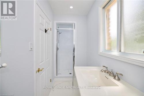 6780 Mountain Rd, Niagara Falls, ON - Indoor Photo Showing Bathroom